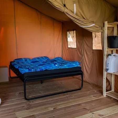 Lüks kamp alanı Safari Tent At Camping Le Roptai Rochefort