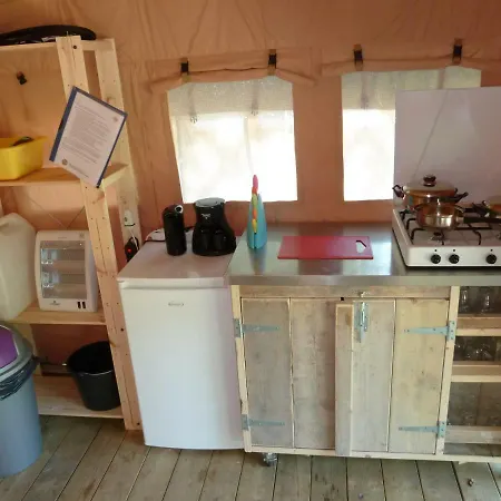 Lüks kamp alanı Safari Tent At Camping Le Roptai Rochefort